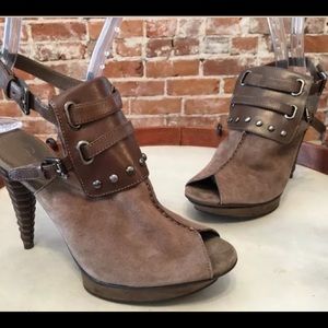 NWOT B Makowsky suede/leather  platform